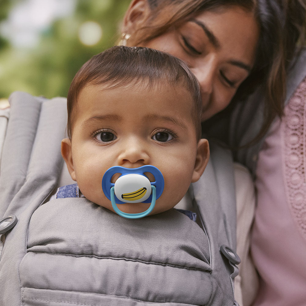 2 броя ортодонтски силиконови залъгалки Philips AVENT SCF080/26 Ultra Air Happy, 6-18м, с декорация в синьо, в кутия за стерилизиране
