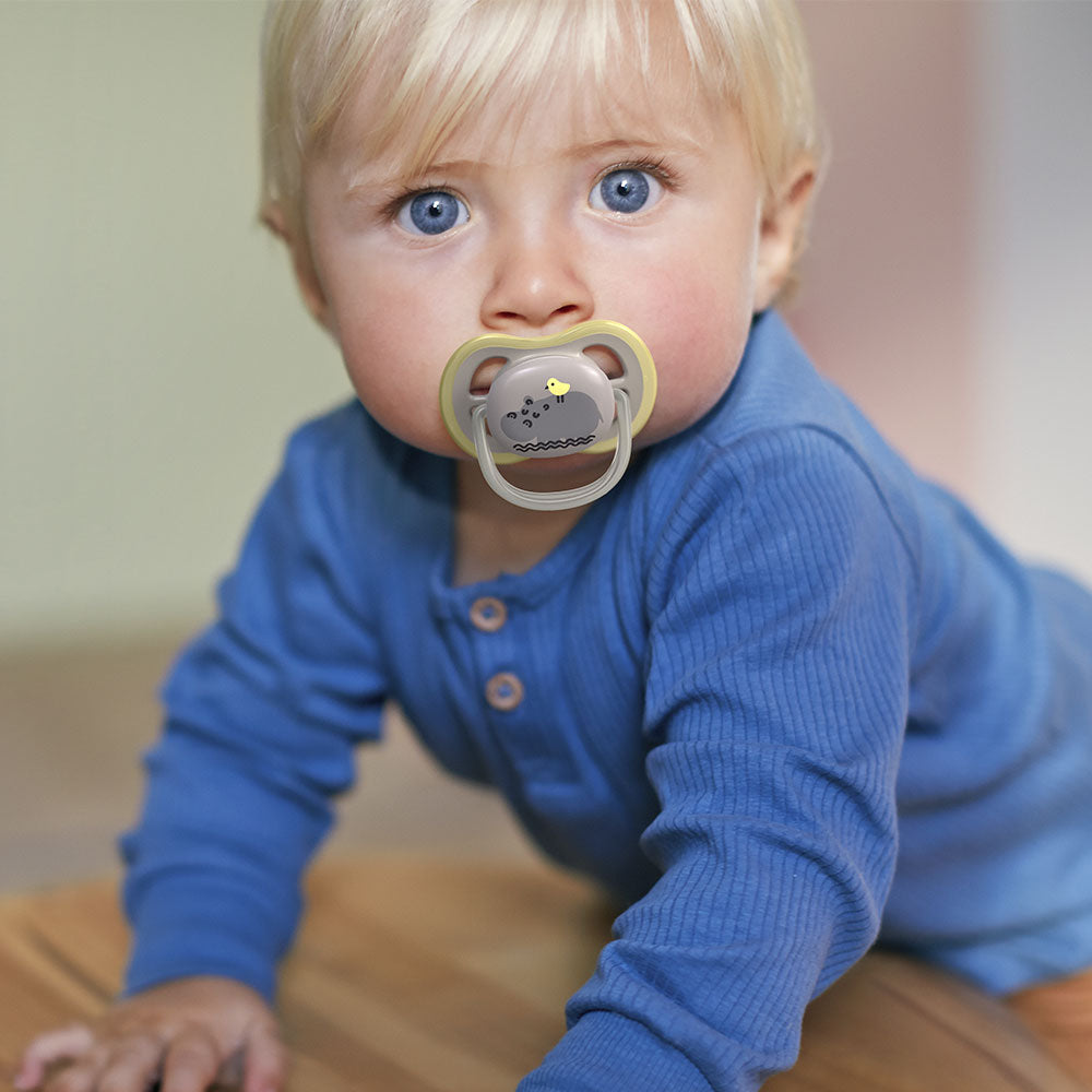 2 бр. ортодонтични залъгалки Philips AVENT SCF085/17 Ultra Air 6-18м с декорация Лъв и Хипопотам в кутия за стерилизиране