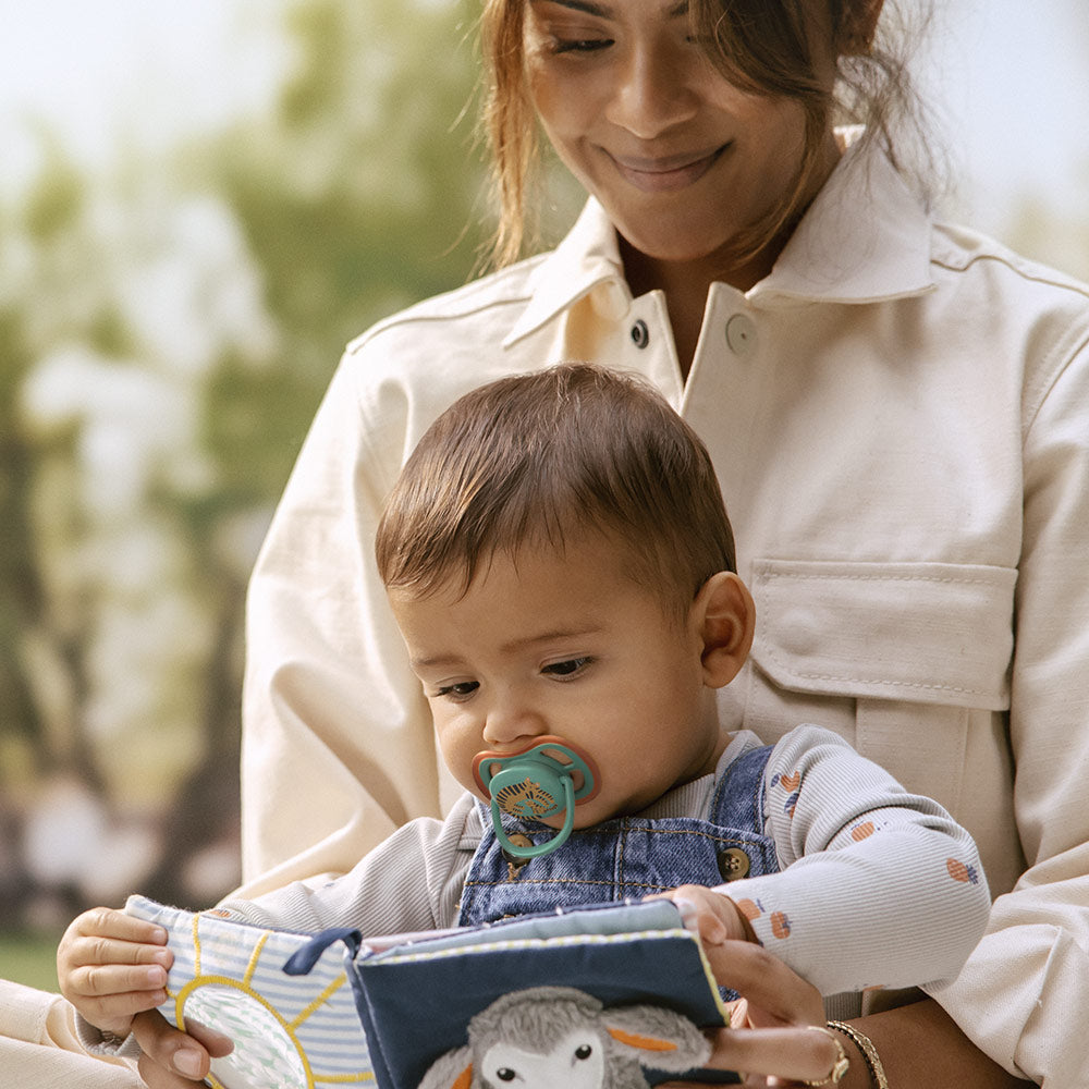 2 броя ортодонтски силиконови залъгалки Philips AVENT SCF087/11 Ultra Air, 6-18м, сини с картинки, в кутия за стерилизиране