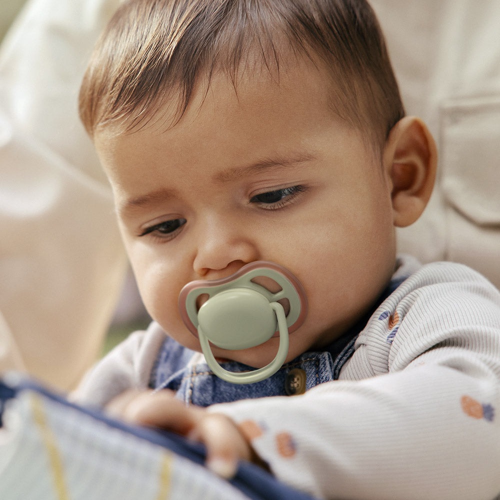 2 броя ортодонтски силиконови залъгалки Philips AVENT SCF087/18 Ultra Air Day and Night, 6-18м, пастелни цветове, унисекс, в кутия за стерилизиране