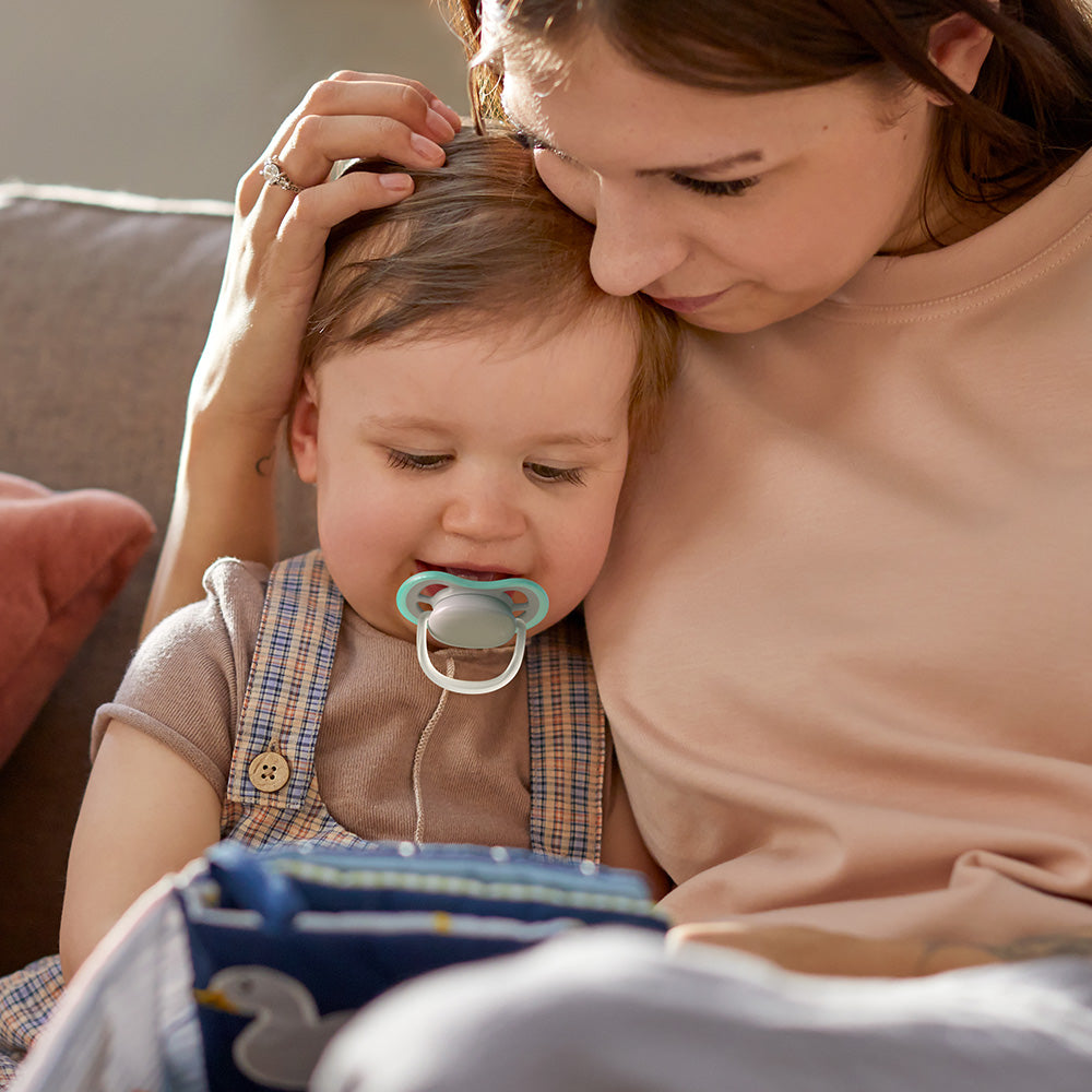 2 бр. ортодонтични залъгалки Philips AVENT SCF349/01 Ultra Air с кутия за стерилизиране