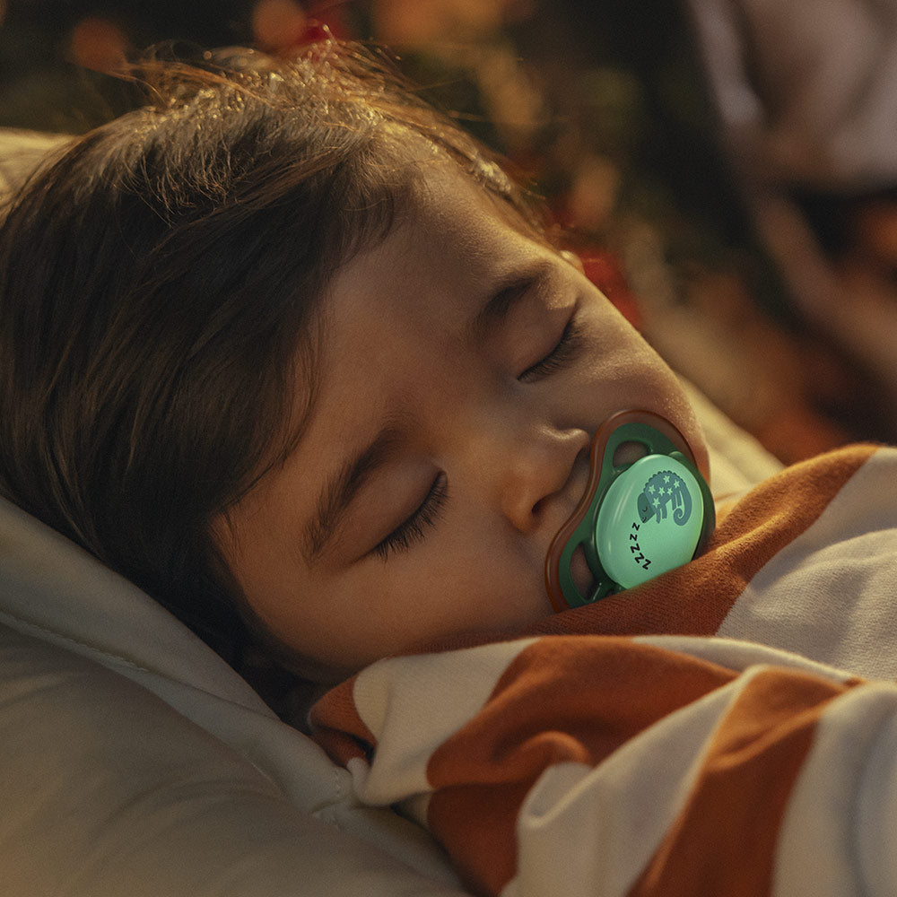 2 броя светещи в тъмното, ортодонтски силиконови залъгалки Philips AVENT SCF376/28 Ultra Air NightTime, 6-18м, с картинки, в кутия за стерилизиране