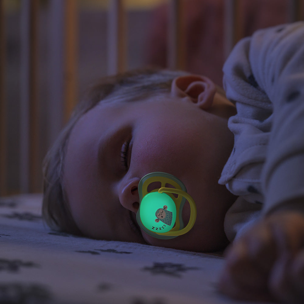 2 броя светещи в тъмното, ортодонтски силиконови залъгалки Philips AVENT SCF376/32 Ultra Air NightTime, 18м+, с картинки, в кутия за стерилизиране